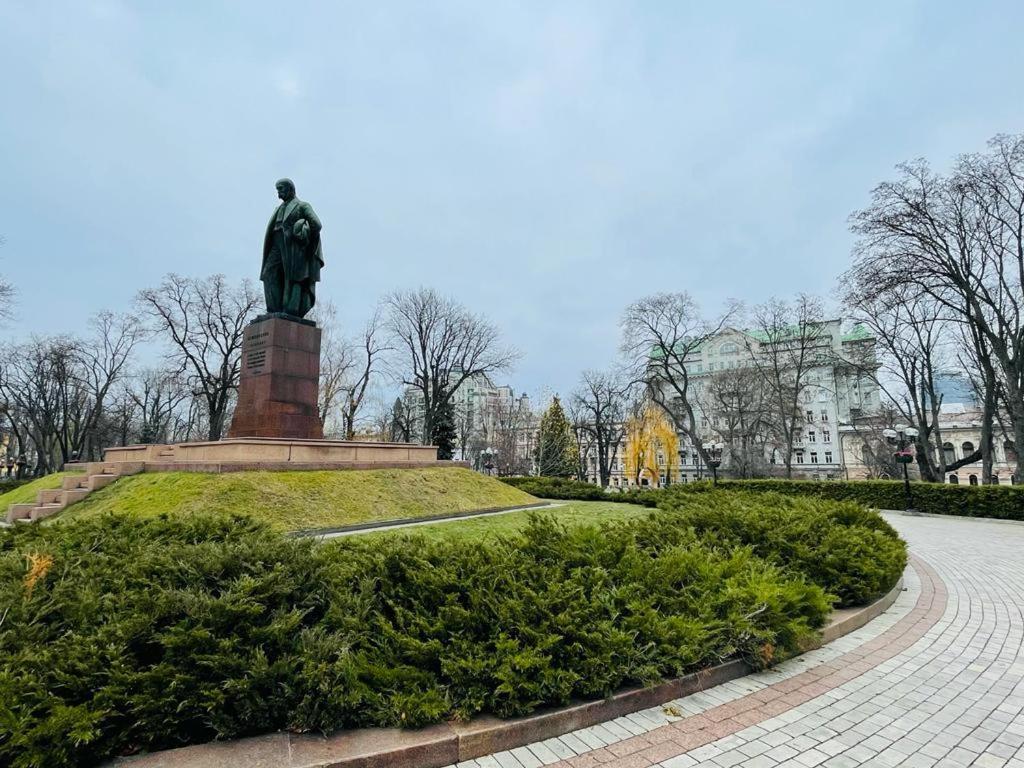 Апартаменты Amazing Tara'S Shevchenko Square Киев Экстерьер фото